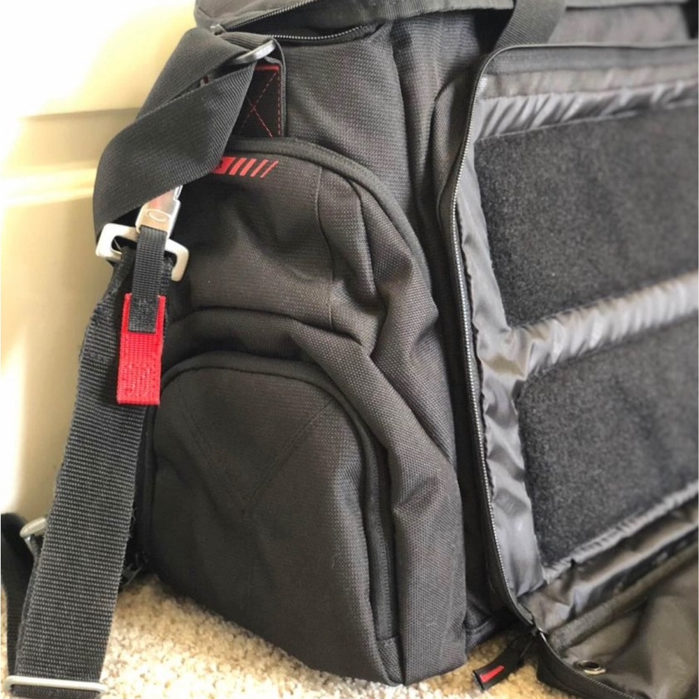 Rare Oakley official Military Breach Range Transport Duffle Bag Black/Red - Picture 4 of 10